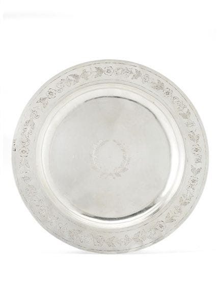 Plato circular de plata con el cuerpo liso, el bor