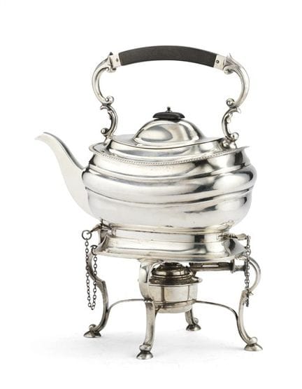 Samovar de plata con asa y empuñadura de madera eb
