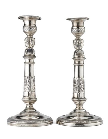 Un par de candelabros de plata con fustes en forma