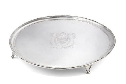 * Gran bandeja circular de plata con un escudo her
