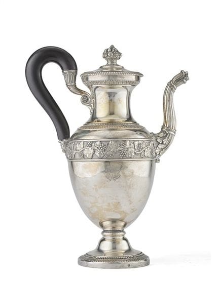 Cafetera de plata grabada y repujada, con cuerpo o