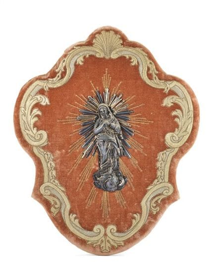 Placa de plata repujada que representa la Inmacula