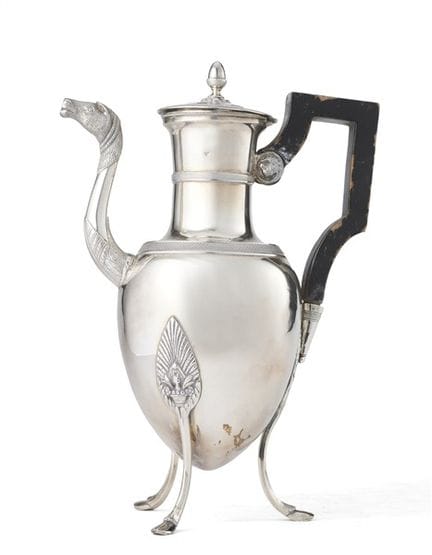 Cafetera de plata con tres patas, de cuerpo ovoide