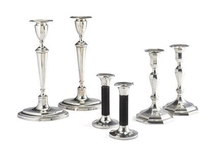 * Seis candelabros de plata, dos de los cuales tie