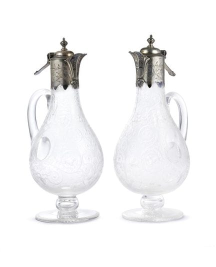 Un par de jarras de cristal en forma de pera, grab