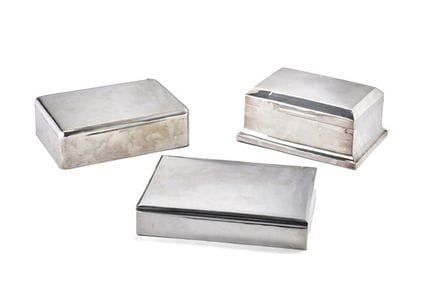 * Tres cajas rectangulares de plata con tapas con 