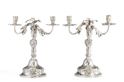 Par de candelabros de plata con fustes de estilo «