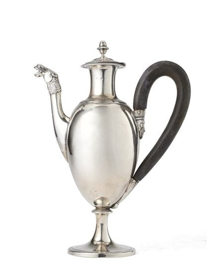 Cafetera de plata con cuerpo liso de forma ovoide,
