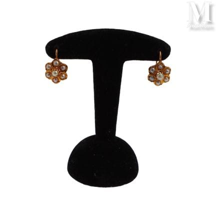 Ein Paar Ohrringe aus 18 Karat Gelbgold (750°/°°),