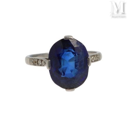Bague saphir
Bague en platine (950°/°°) centrée d'