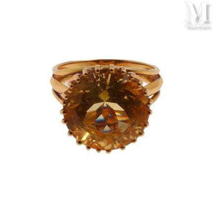 Citrine Ring
18k yellow gold ring (750°/°°) featur