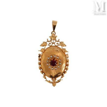 An 18k yellow gold (750°/°°) pendant featuring a r
