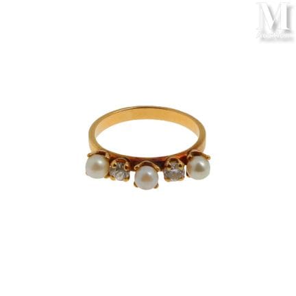 Ring mit Perlen und Diamanten
Ring aus 18 Karat Ge