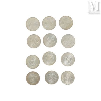 Lot de pièces en argent comprenant : 
- 12 x 100 F