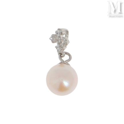 Pearl Pendant
Silver pendant (925°/°°) featuring a