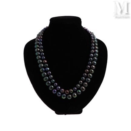 Two Pearl Necklaces
Set of two Tahitian pearl neck
