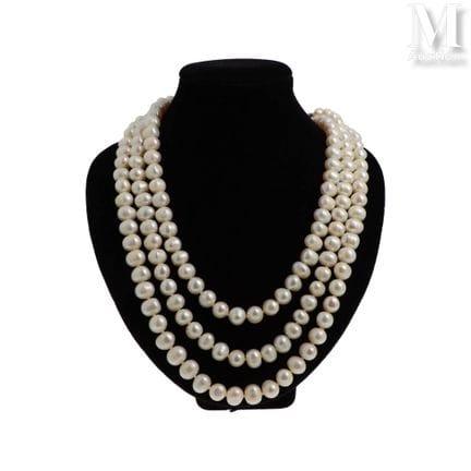 Pearl Necklace
A long necklace made of cultured pe