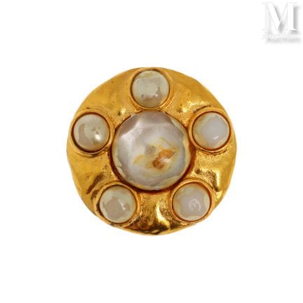 CHANEL
A Chanel earring in gold-tone metal, with c