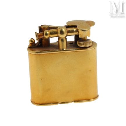 DUNHILL
18k yellow gold lighter (750°/°°) bearing 