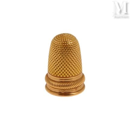 18K yellow gold thimble (750°/°°), decorated with 
