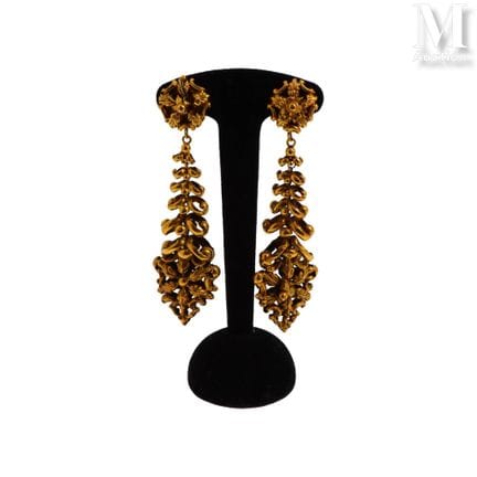 Pair of clip-on earrings
Pair of gold-tone metal c
