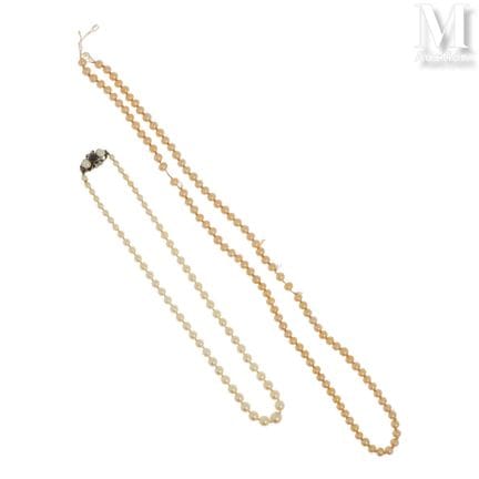 Cascading cultured pearl necklace with an 18K whit