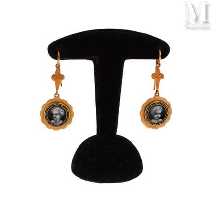 Pendants d'oreilles
Paire de pendants d'oreilles e