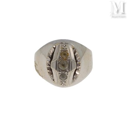 Ring aus 18 Karat Weißgold (750°/°°), weiße Imitat