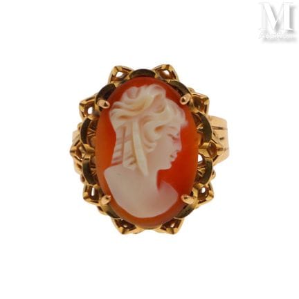 Cameo Ring
18K rose gold ring (750°/°°), adorned w