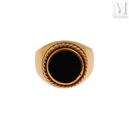 18K yellow gold signet ring (750°/°°), featuring a