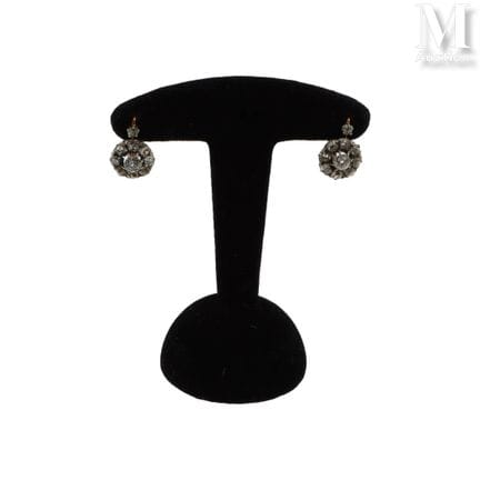 Dormeuses diamants
Paire de dormeuses en or rose e