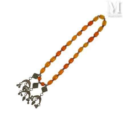A set of costume jewelry including:
- A necklace m