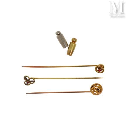 Set of two brooches
Set of two 18k yellow gold (75