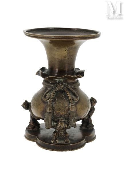 JAPON, Epoque Meiji
Petit vase en bronze
Prenant l