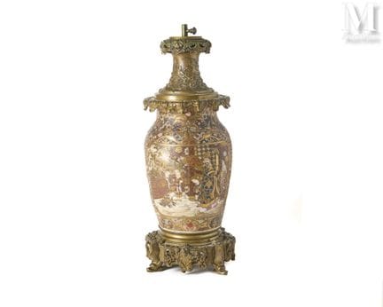 JAPON, XIXe siècle
Vase en faïence de Satsuma
De f
