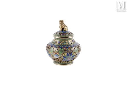 CHINE, XXe siècle
Petite bonbonnière
En émaux cham