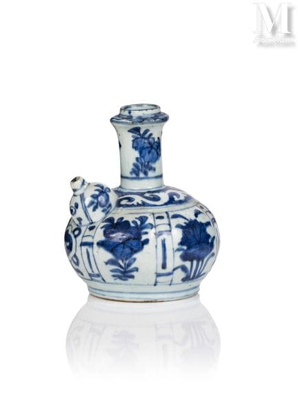 JAPON, Epoque Edo, XVIIe siècle
Kendi en porcelain