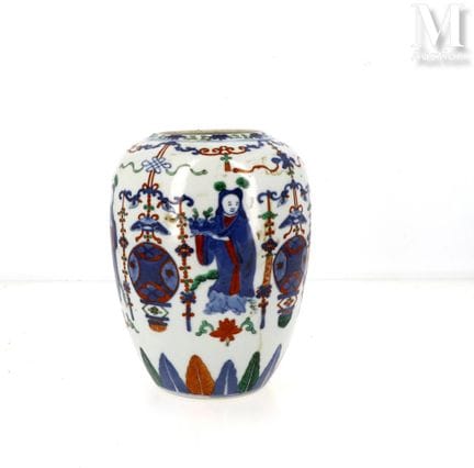 CHINE, XIXe siècle
Petit vase en porcelaine
À déco