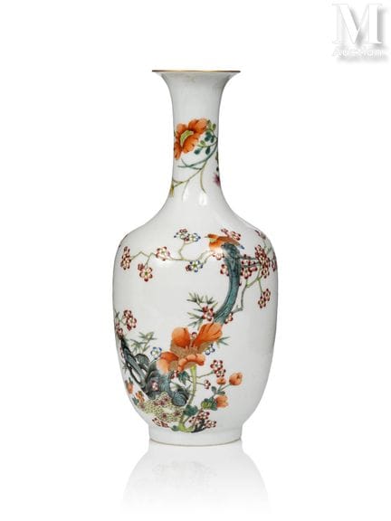 CHINE, XXe siècle
Vase en porcelaine
De forme bout