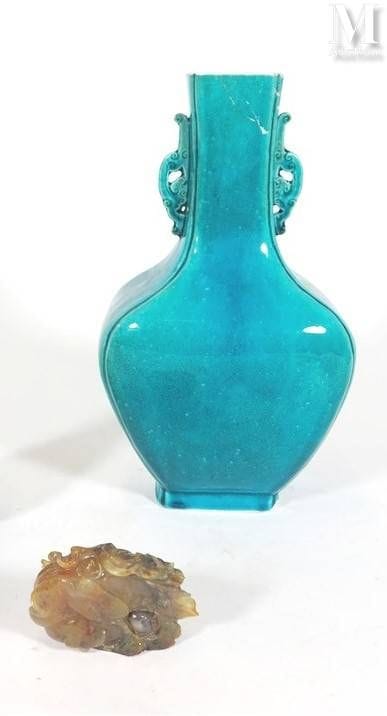 CHINE XIX-XXème siècle
Un vase bleu turquoise et u