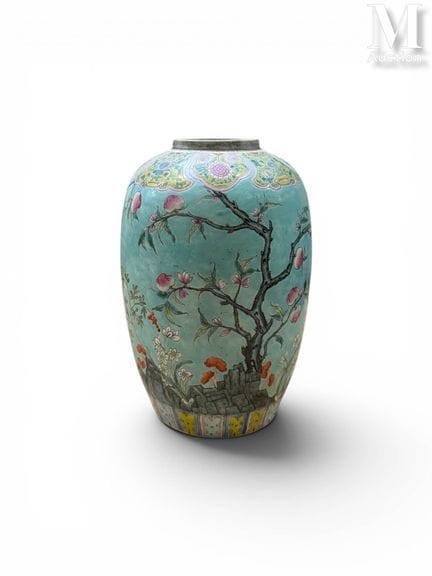 CHINE
Grand vase
En porcelaine et émaux polychrome