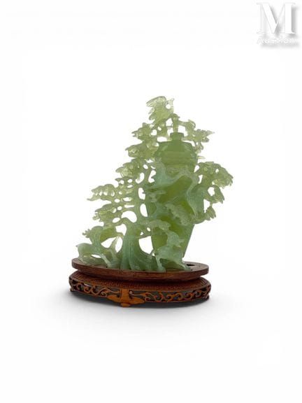 CHINE, XXe siècle
Petit vase en pierre dure verte 