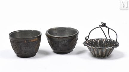 CHINE, XIXe siècle
Ensemble comprenant
Deux tasses