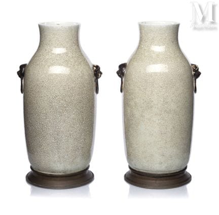 CHINE, XIXe siècle
Paire de vases en porcelaine
À 