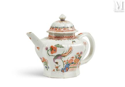 FRANCE, XIXe siècle
Théière en porcelaine
A sectio
