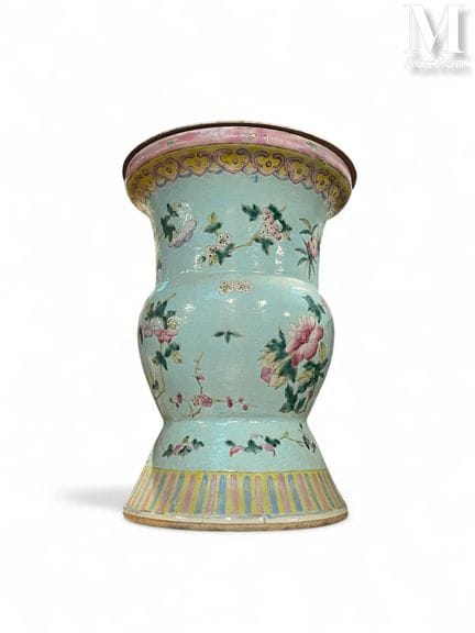 CHINE, XIXe siècle
Vase en porcelaine
à décor poly
