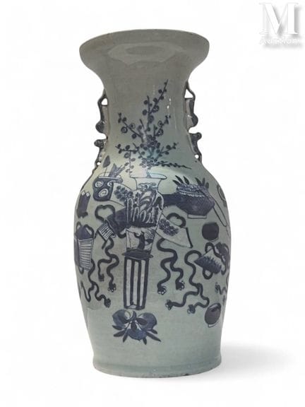 CHINE, XIXe siècle
Vase en porcelaine bleu et blan