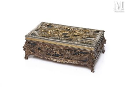 JAPON, XXe siècle
Coffret
De forme quadrangulaire,