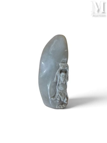 CHINE, XXe
Sujet en pierre dure oblongue
Sculpté à