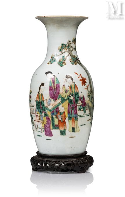 CHINE, XIXe siècle
Vase balustre en porcelaine
à d